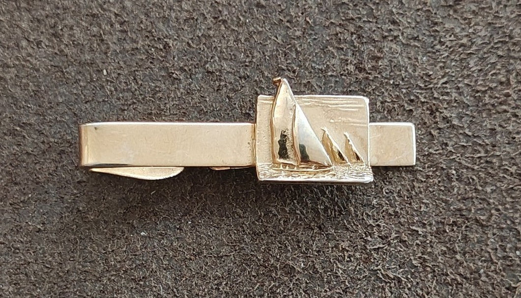 1950s/60s Classic Nautical Elegance Gold Tone Sailboat Tie Bar Clip
