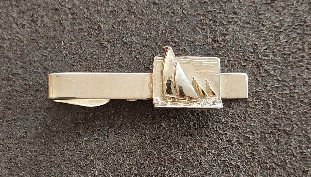 1950s/60s Classic Nautical Elegance Gold Tone Sailboat Tie Bar Clip