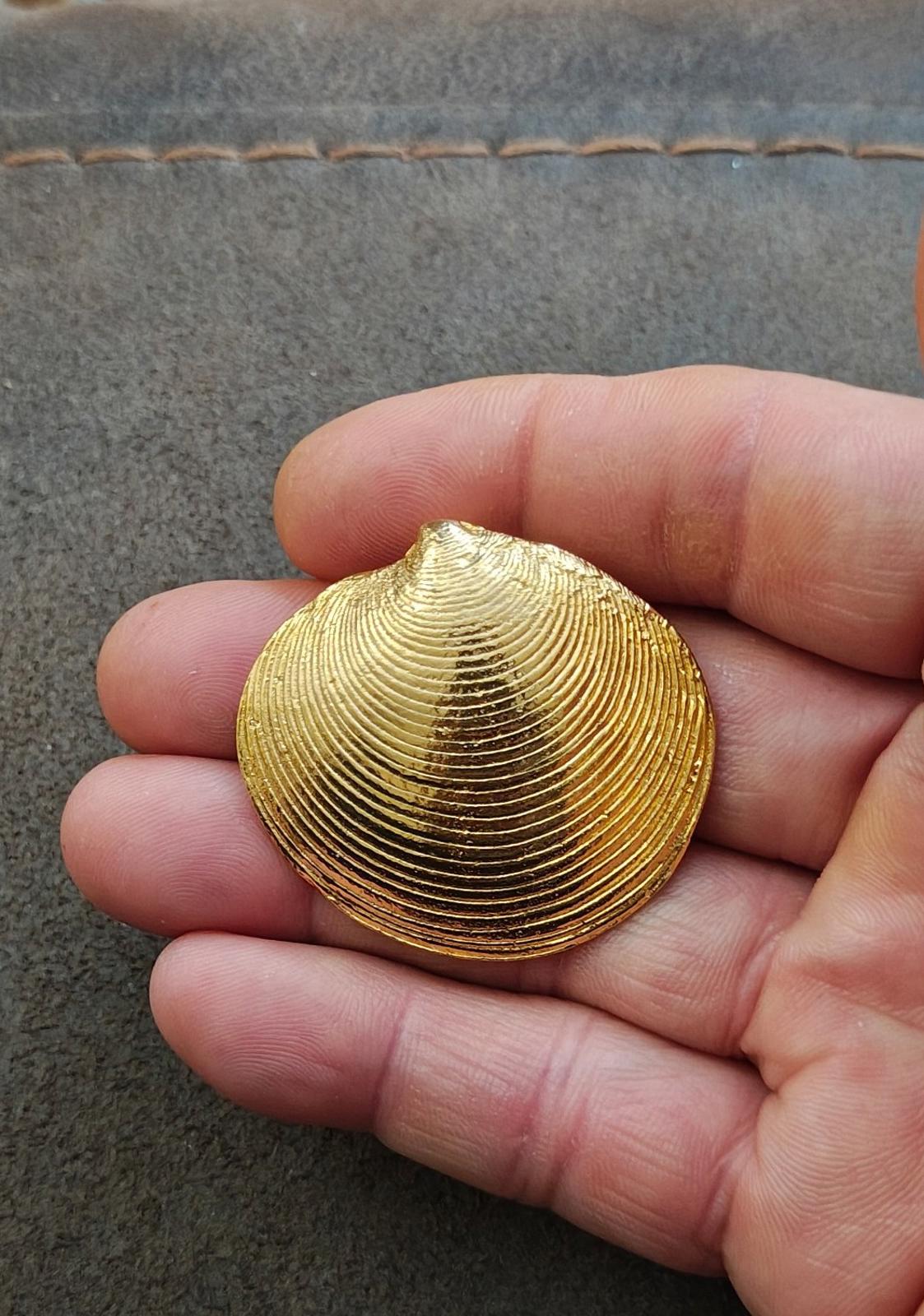 1975 Mimi d N Clamshell Textured Slide Pendant