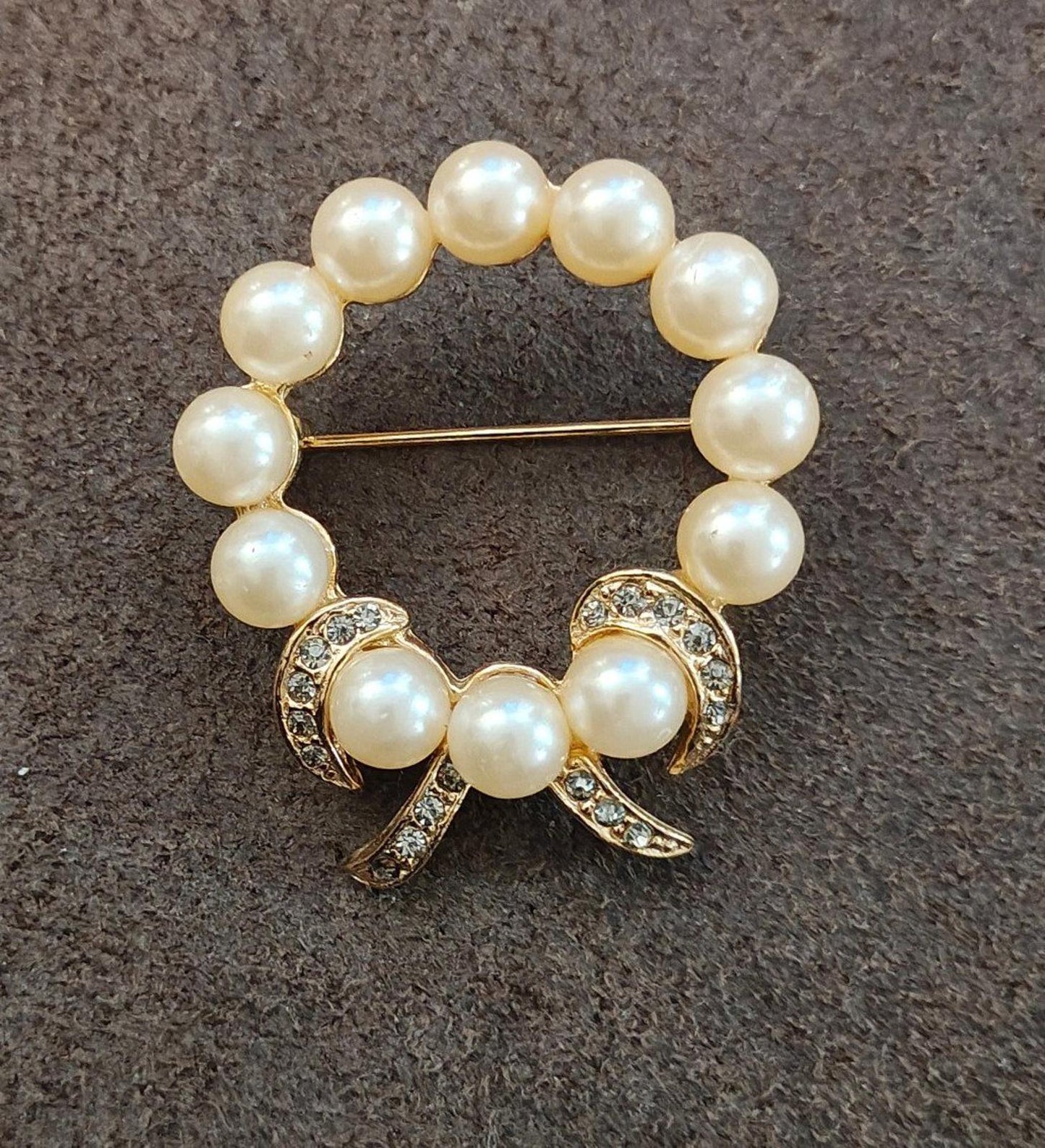 1960s Faux Pearls and Clear Rhinestones Wreath Bow Gold Tone Brooch Pin