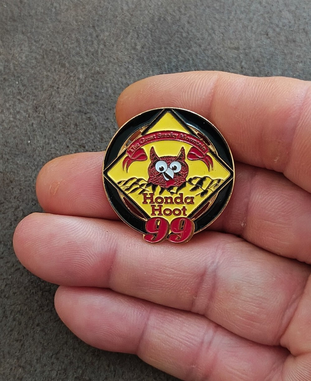 1999 The Great Smoky Mountains 1999 Honda Hoot Event Gold Tone Pin.