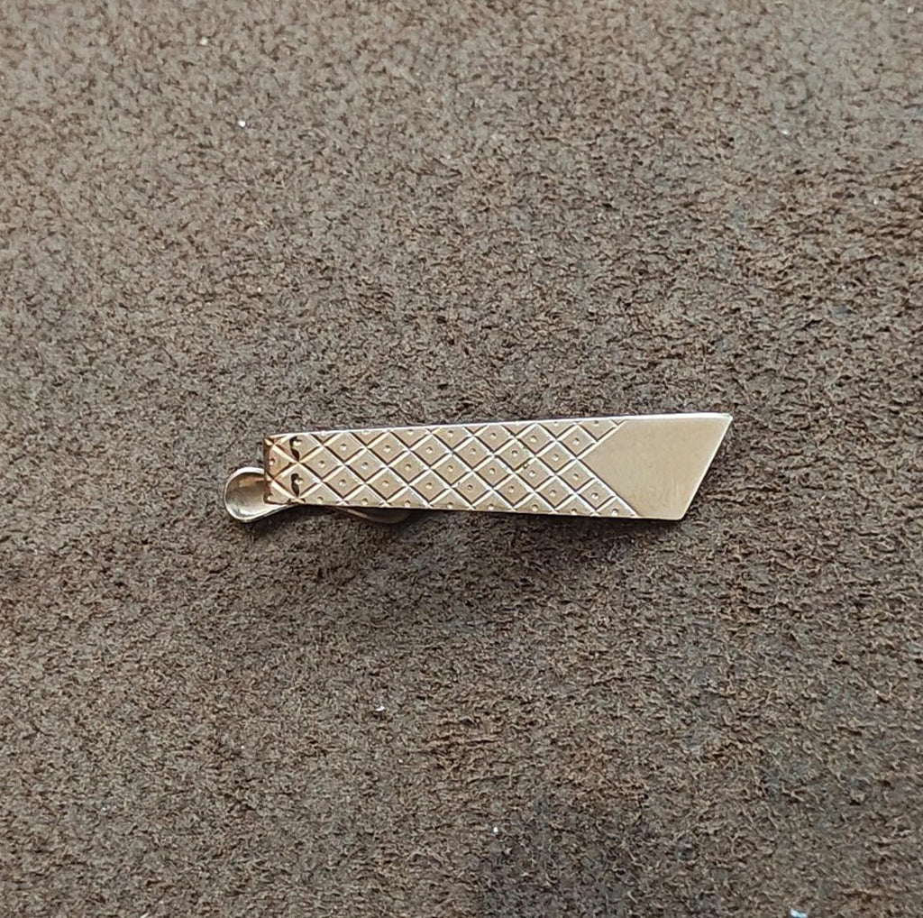 Silver-tone tie bar clip featuring a diamond lattice pattern and prong clip back