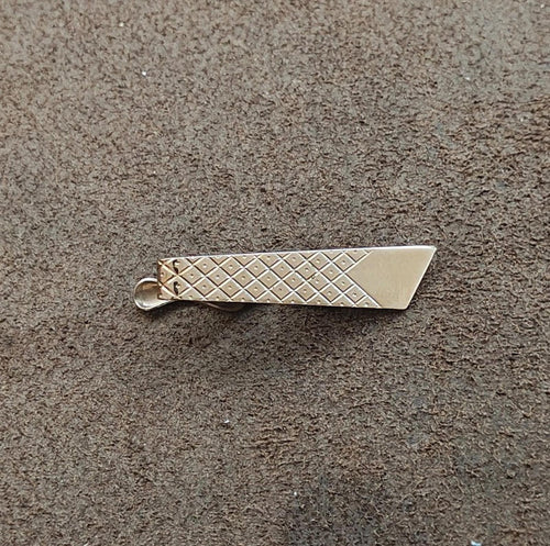 Silver-tone tie bar clip featuring a diamond lattice pattern and prong clip back