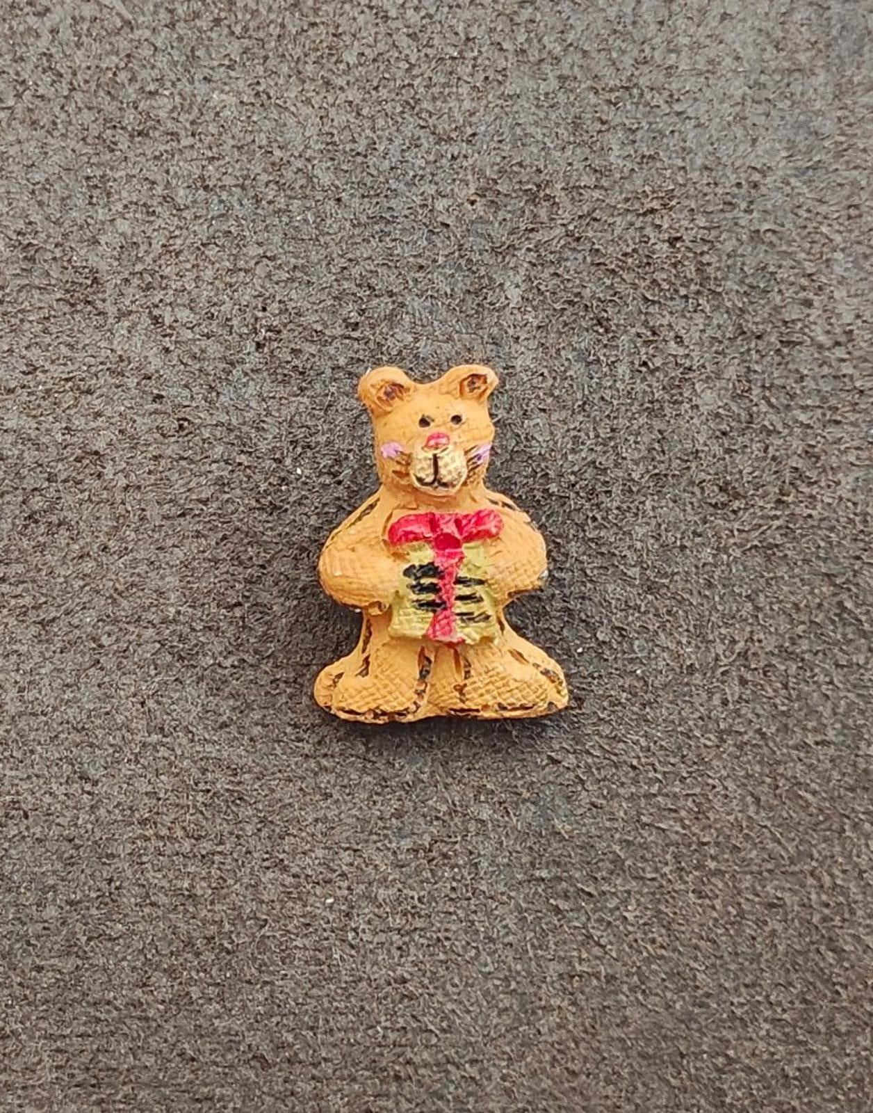 1980s Handpainted Textured Cat Holding a Christmas Present Brooch
