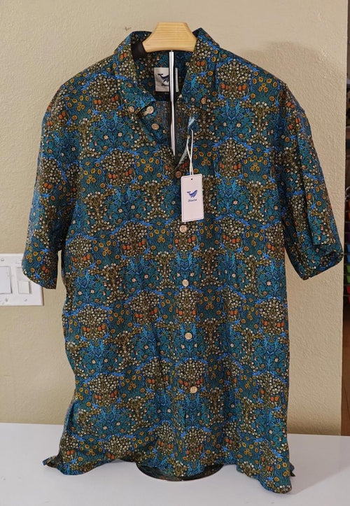 Men's blue floral short-sleeve Hawaiian shirt with open collar and center button placket