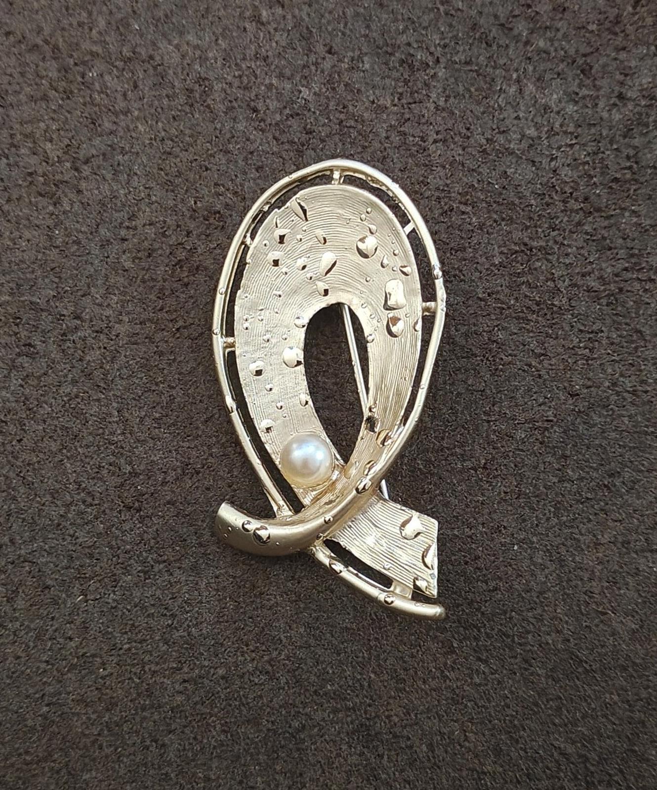 1960s Gold Tone Textured Abstract Faux Pearl Brooch Pin