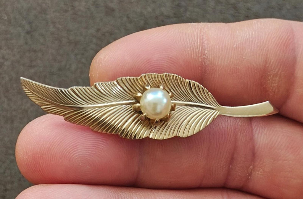 1960s Gold Tone Textured Leaf With Prong Set Faux Pearl