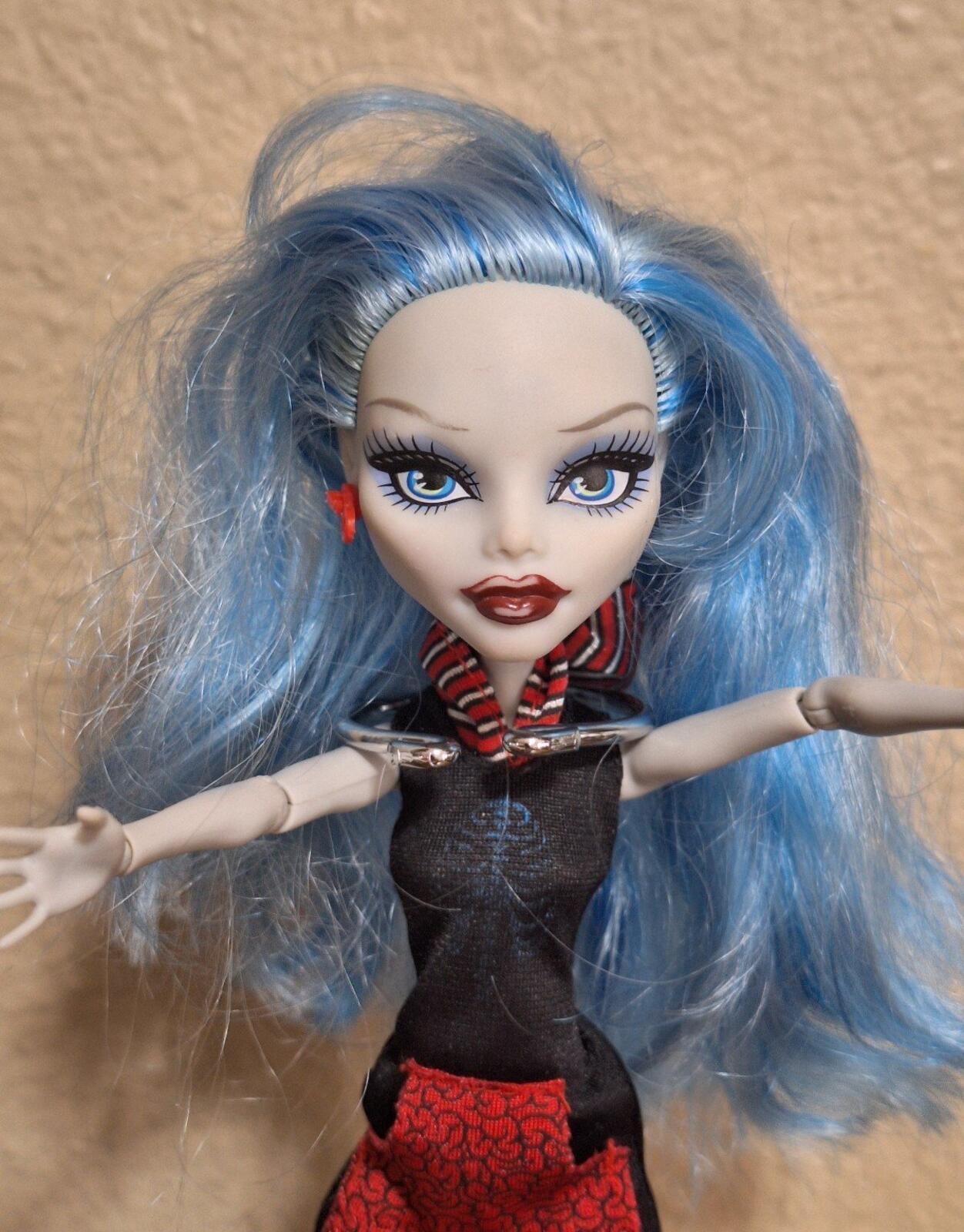 2008 Monster High Ghoulia Yelps Zombie Doll With Red & Black Outfit.