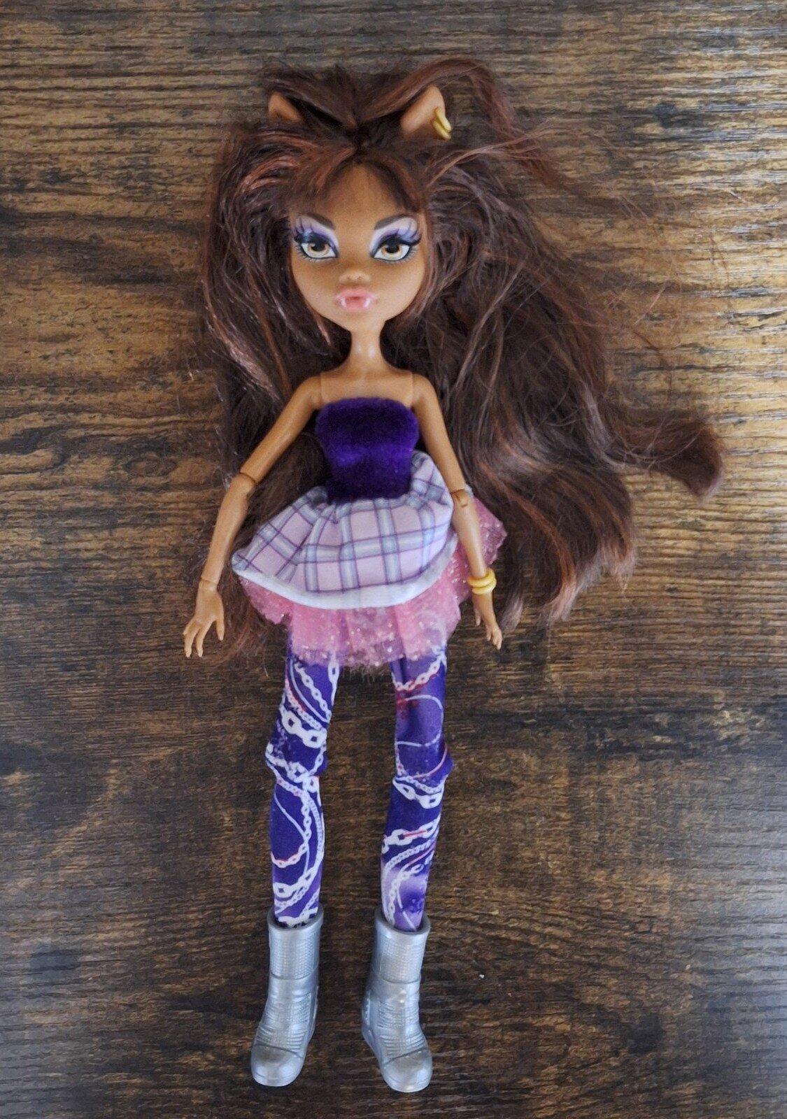 2008 Monster High Clawdeen Wolf With Purple & Pink Outfit.