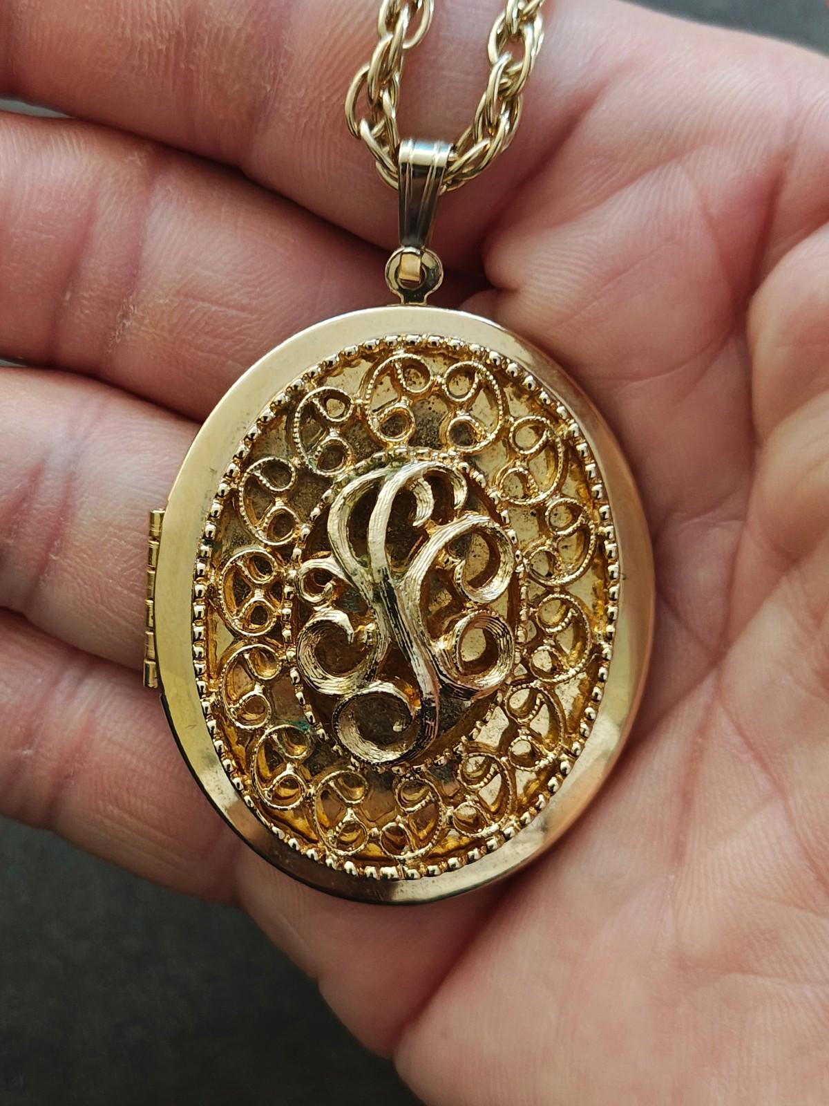1972 Sarah Coventry "Heirloom" Gold Tone Locket Necklace