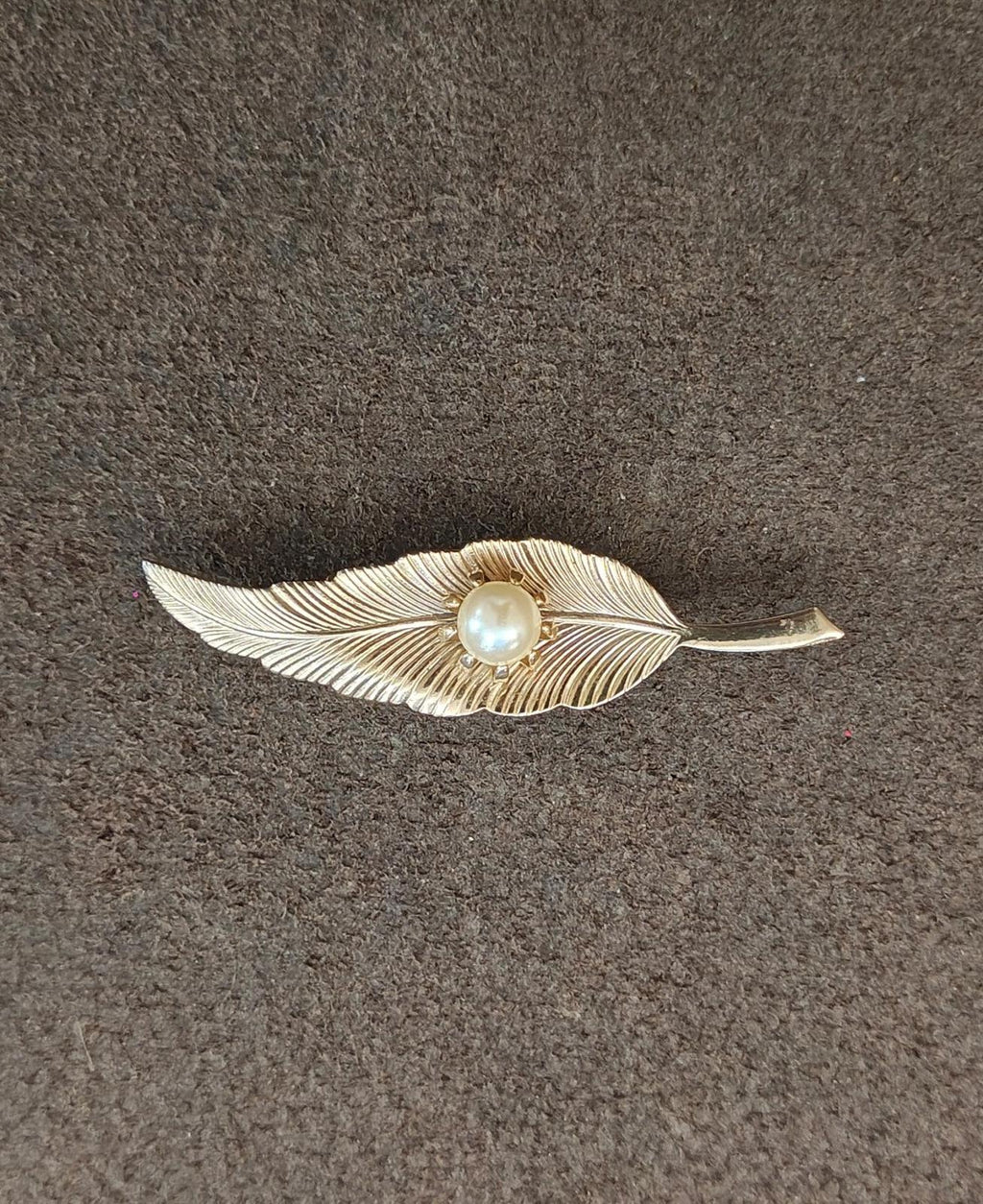 1960s Gold Tone Textured Leaf With Prong Set Faux Pearl