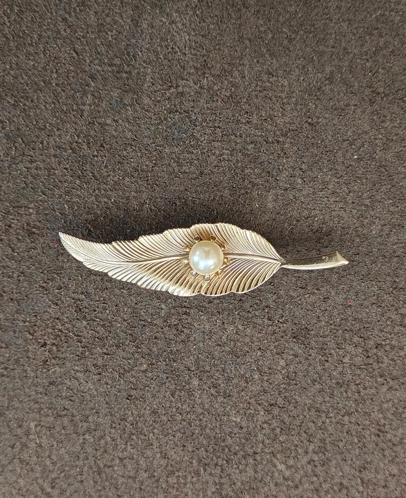 1960s Gold Tone Textured Leaf With Prong Set Faux Pearl