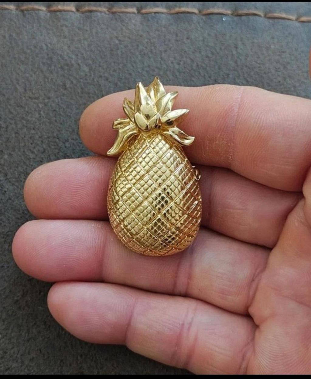 Gold tone pineapple brooch pendant with leaf crown and woven-look textured pineapple
