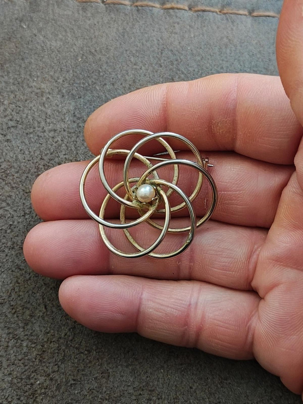 1950s Vintage Concentric Circles with Lustrous Pearl Center Gold Tone Brooch Pin