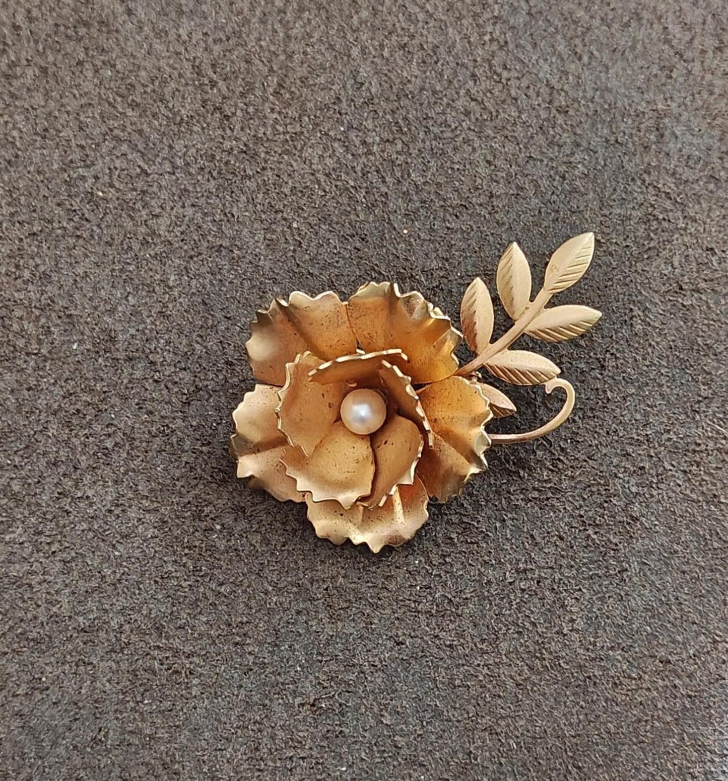 1950s Vintage Matte Gold Tone Floral Brooch With Faux Pearl