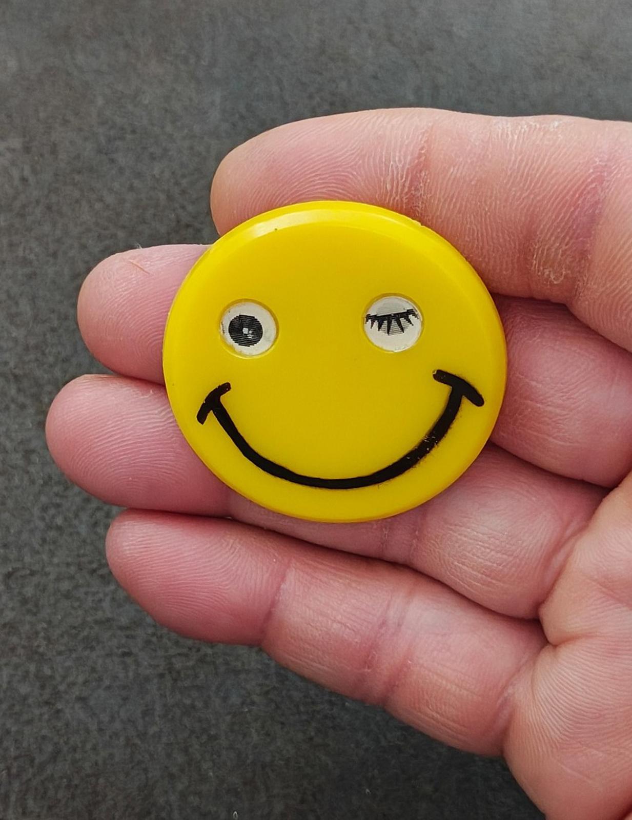 1950/60's Rare HTF Lenticular Winking Yellow Plastic Happy Smiling Face Pin