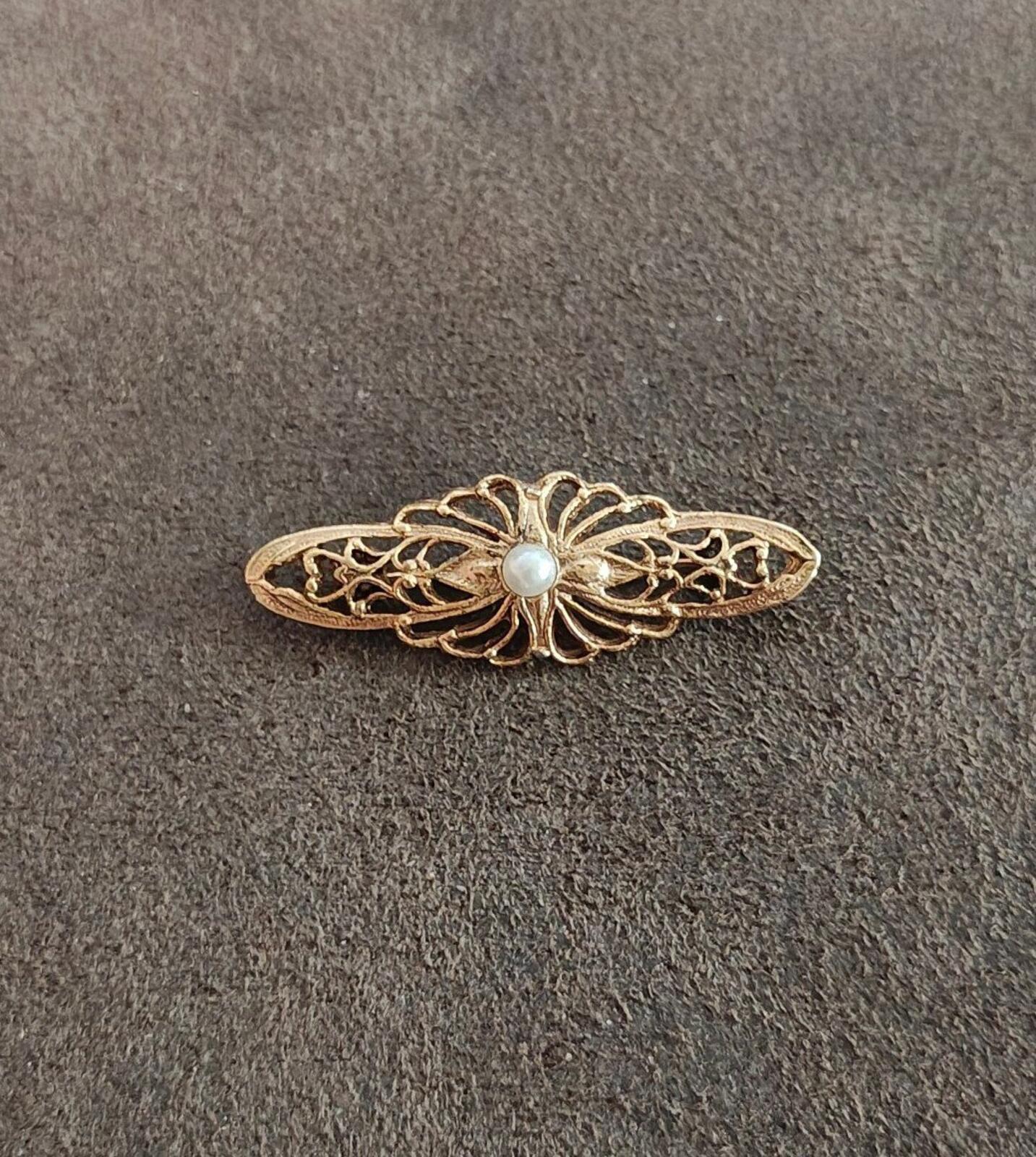 1980s Victorian Style Gold Tone Bar Brooch With a Central Faux Pearl Accent