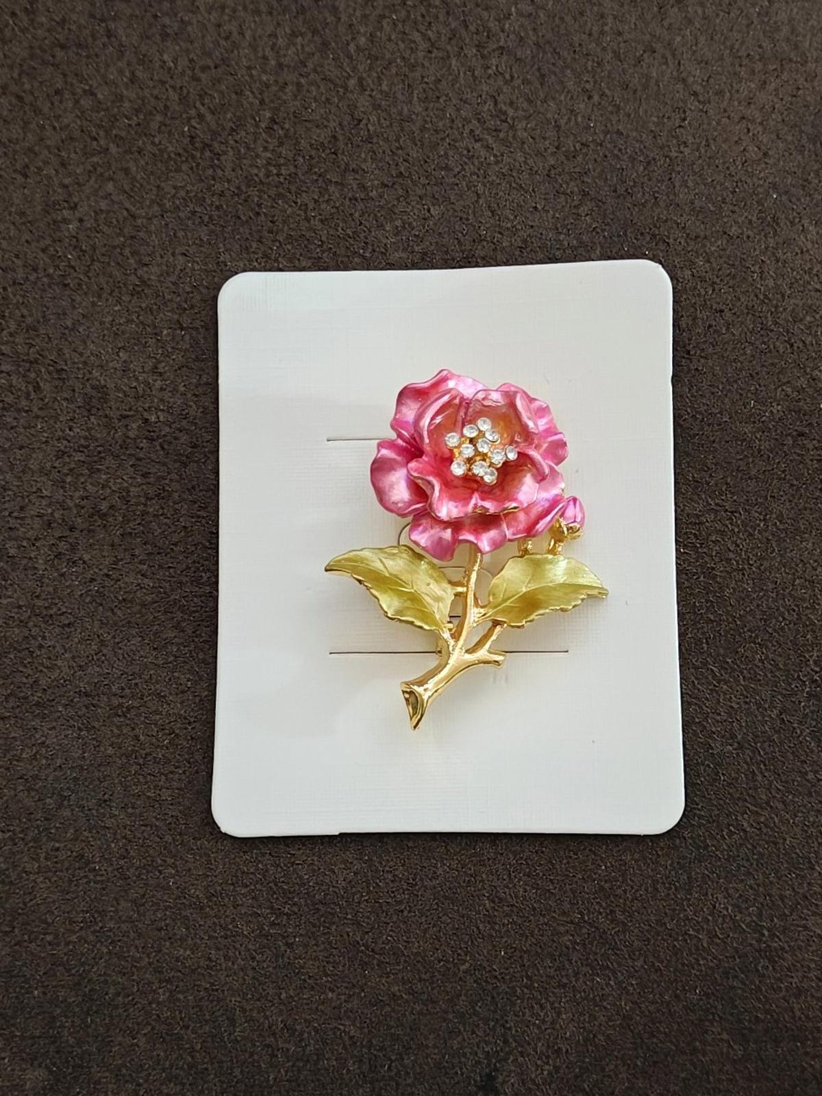 Pretty Gold Tone Pink Flower With Clear Rhinestones Brooch New.
