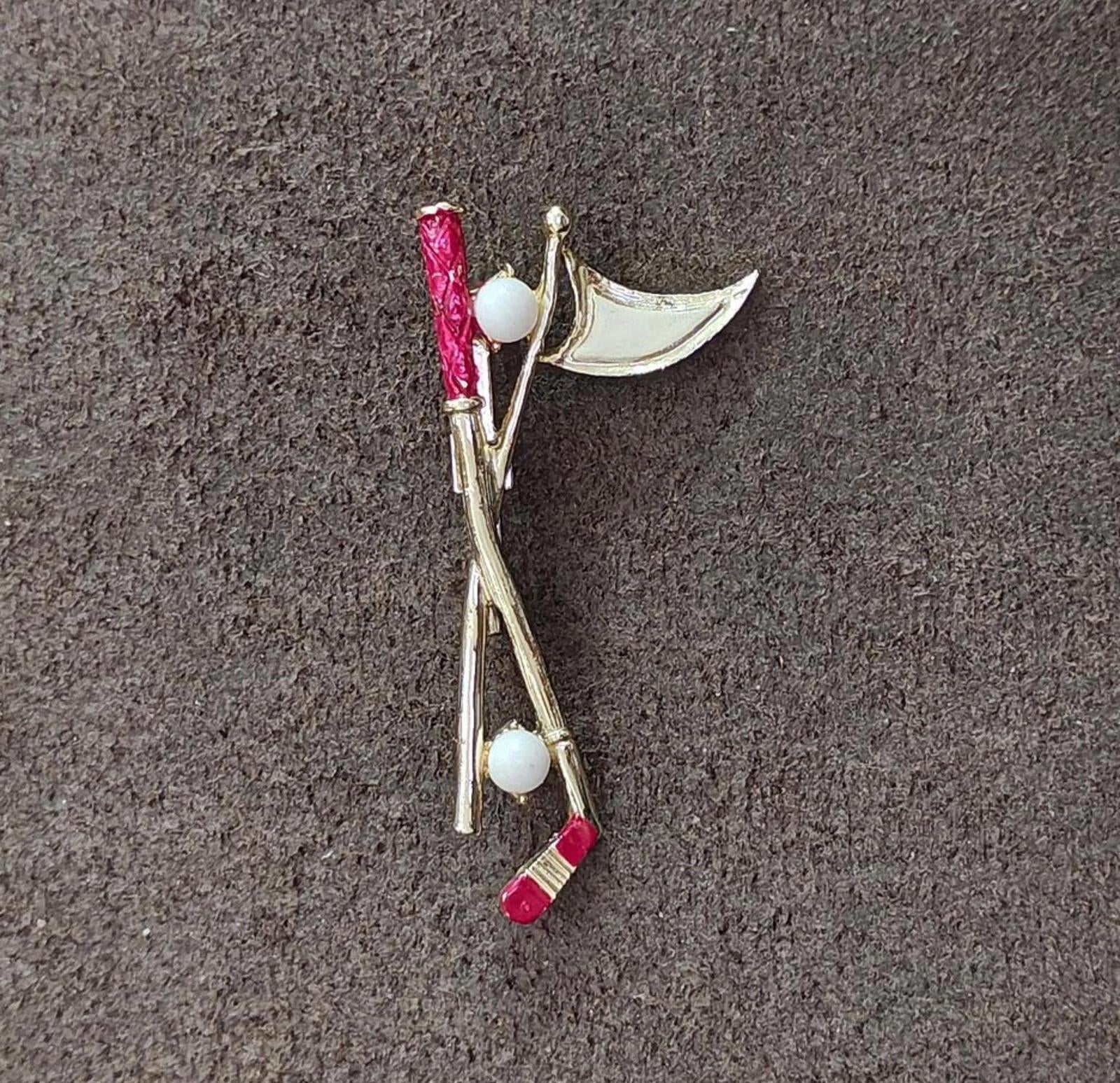 Golf club and flag lapel pin, gold-tone with red enamel shaft and white ball details