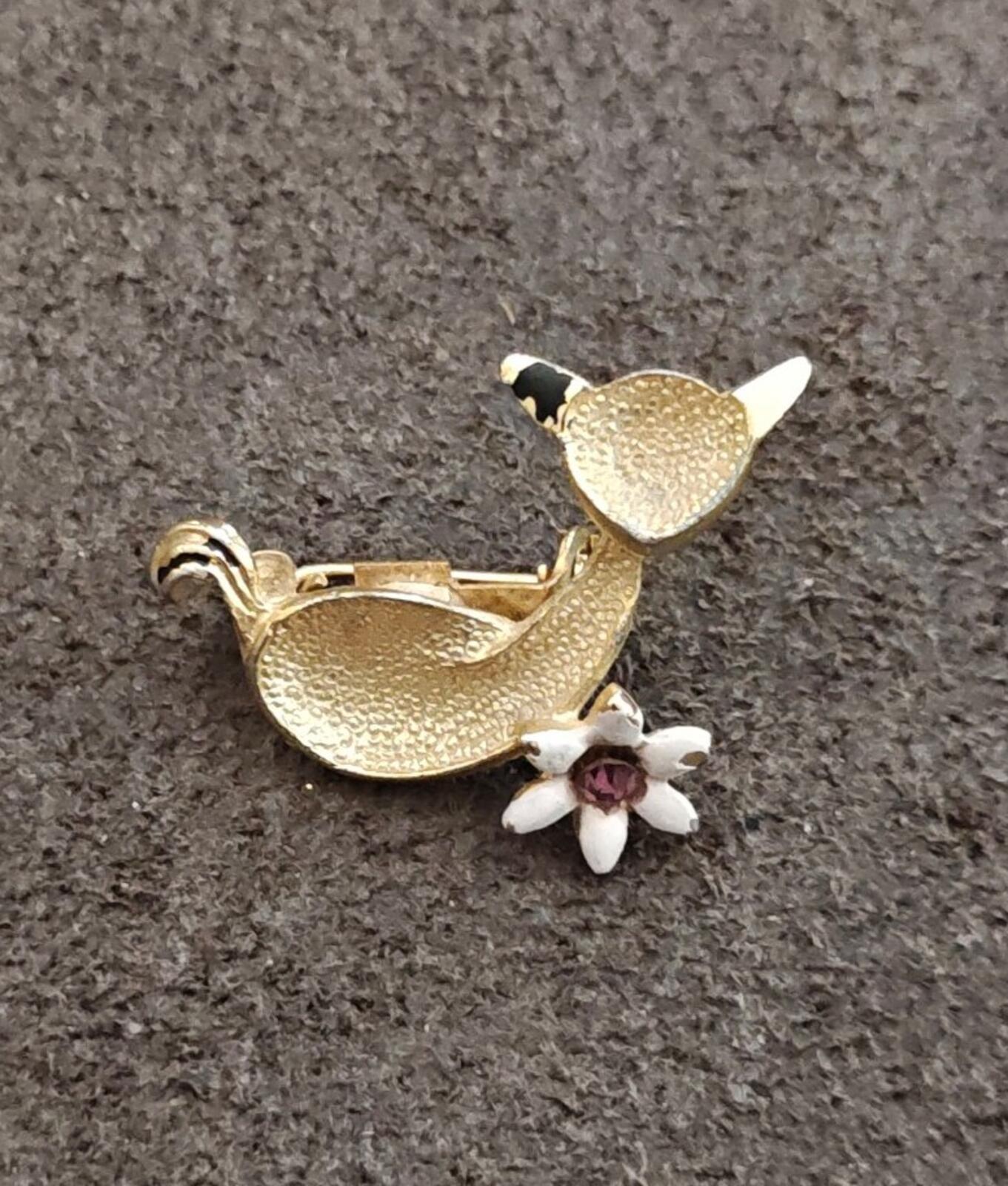 60s Gold Tone Textured Cat Holding a White Flower With Purple Rhinestone Brooch
