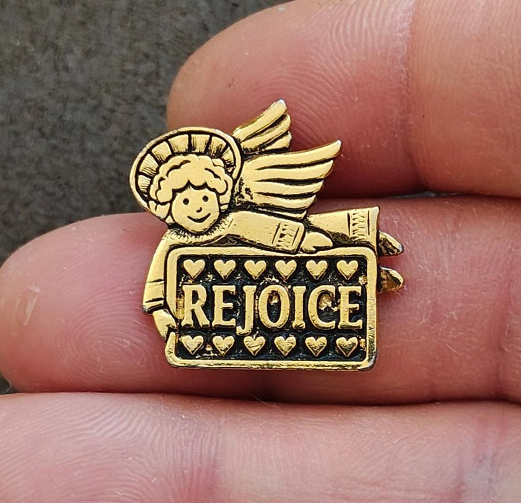 1980s Angel Holding A Rejoice Banner Gold Tone Pin