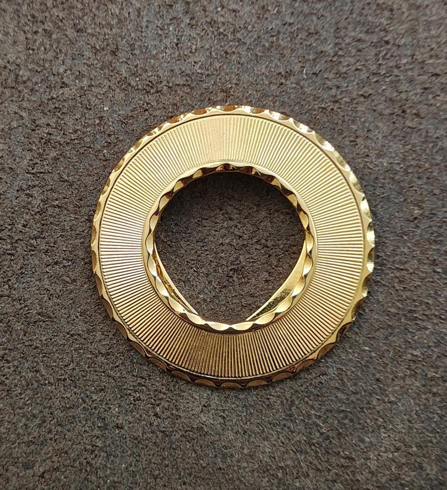 1960/70s Vintage Lieba USA Gold Tone Round Textured Scarf Clip