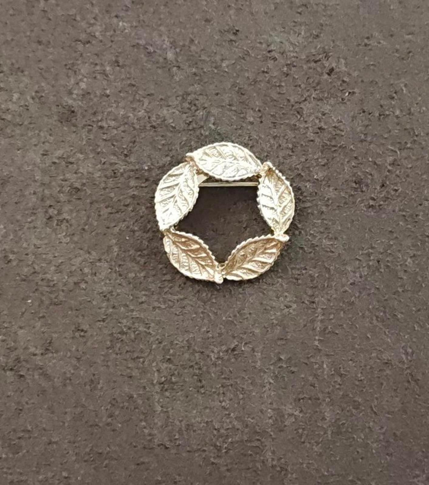 1960s Gerry's Gold Tone Textured Leaf Wreath Brooch