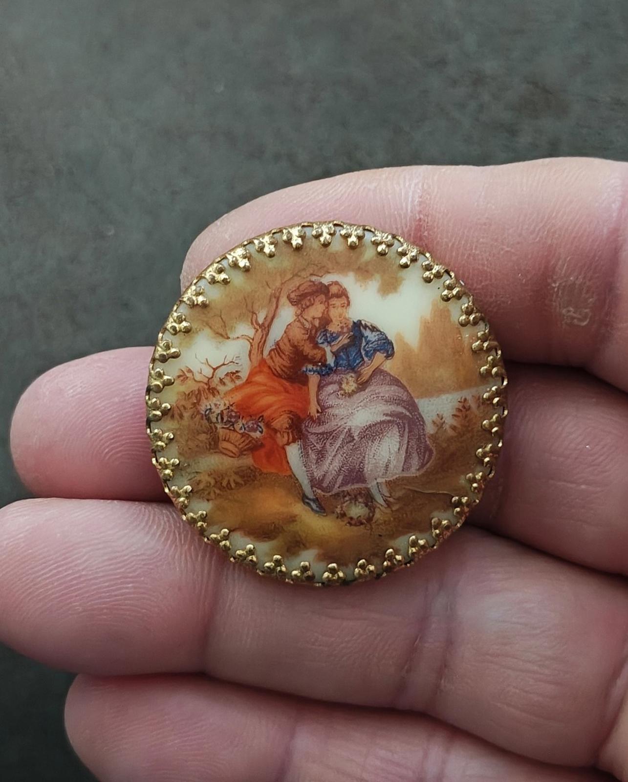 70s Fragonard Porcelain Cameo Brooch Showing a Romantic Courting Scene