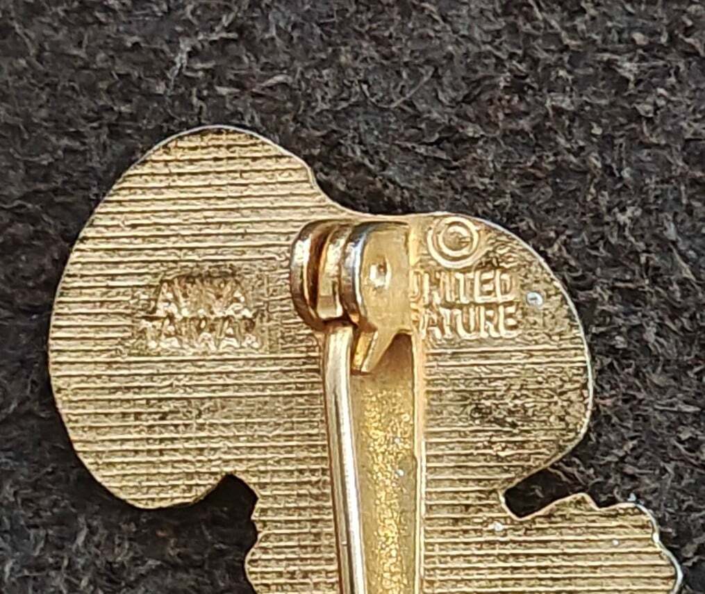 1970s Peanuts Snoopy Holding Bouquet of Flowers Cloisonné Gold Tone Enamel Pin