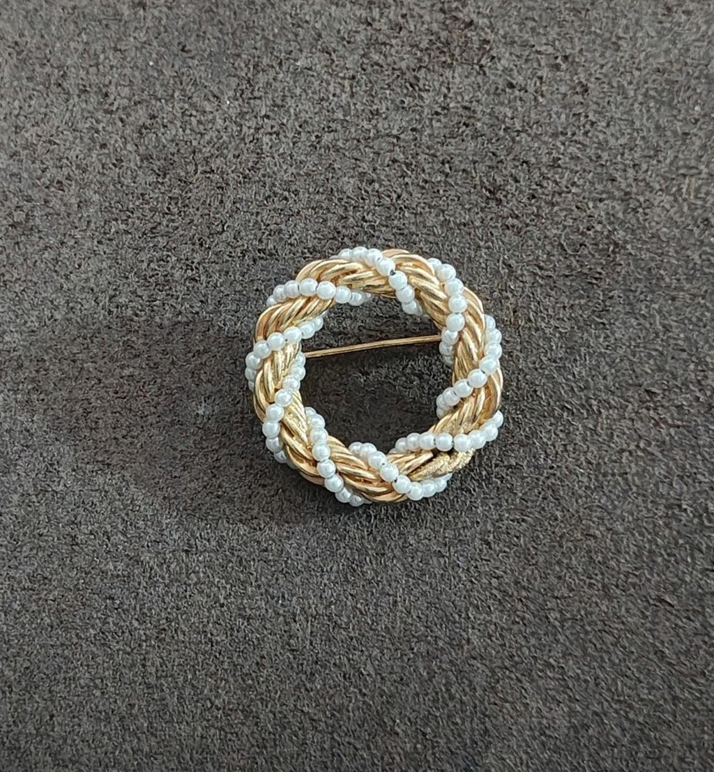 Small round gold-tone brooch with braided rope ring and faux pearl border