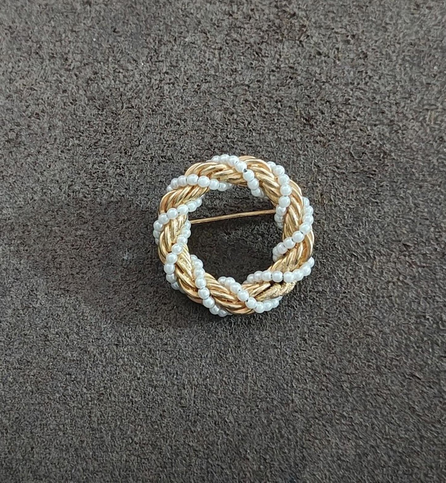 1960s/70s Gold Tone Twisted Rope Braided With Faux Pearls Circle Brooch