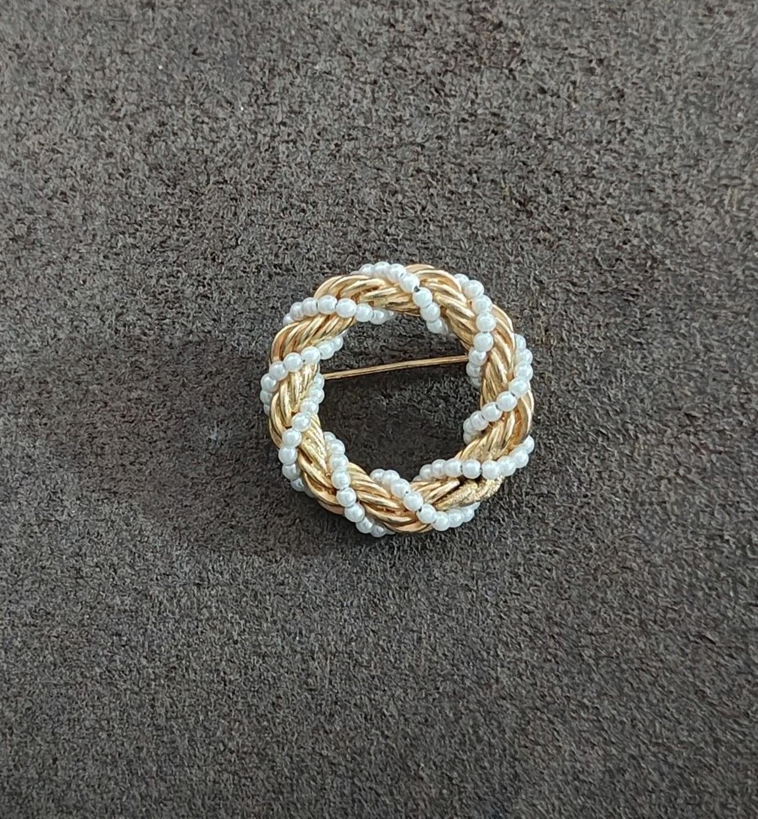 Small round gold-tone brooch with braided rope ring and faux pearl border