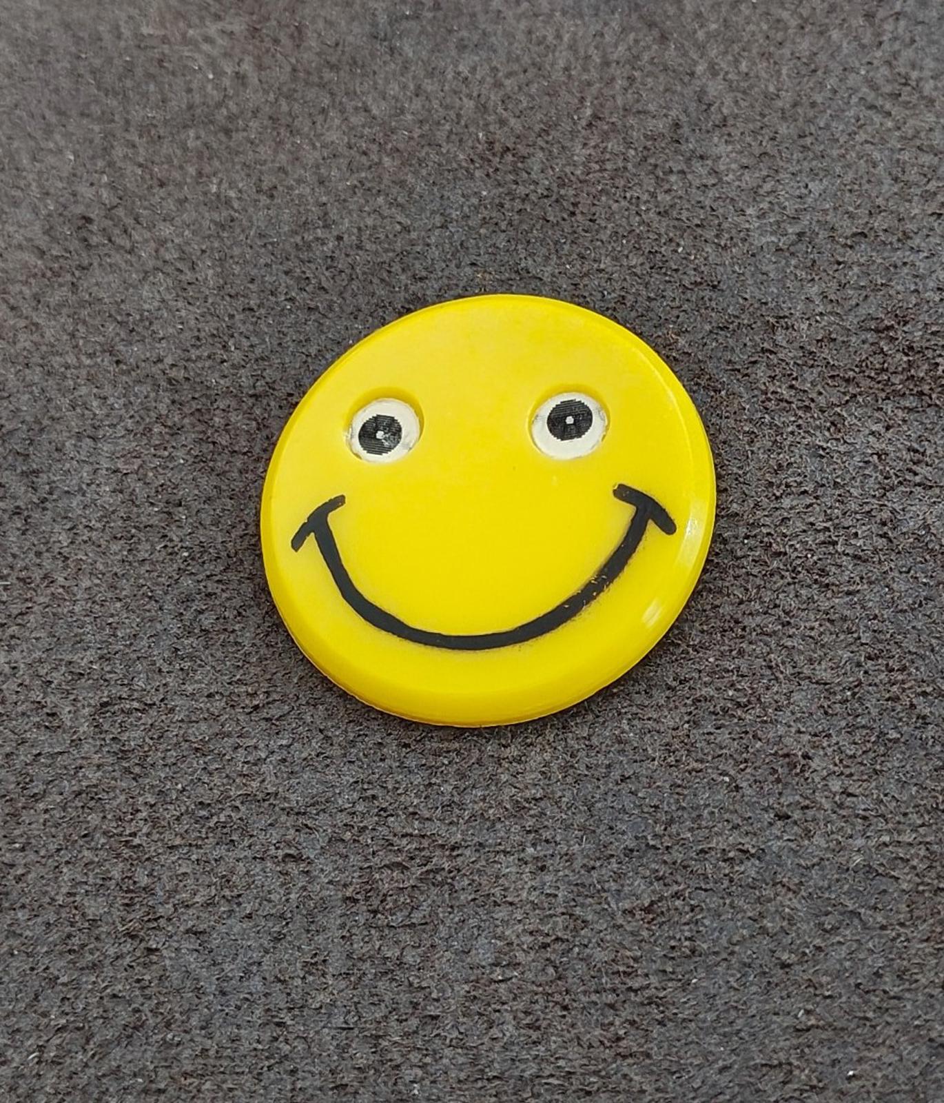 1950/60's Rare HTF Lenticular Winking Yellow Plastic Happy Smiling Face Pin