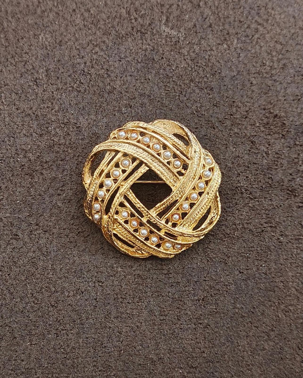1980s Victorian Style Gold Tone With Small Faux Pearls Brooch