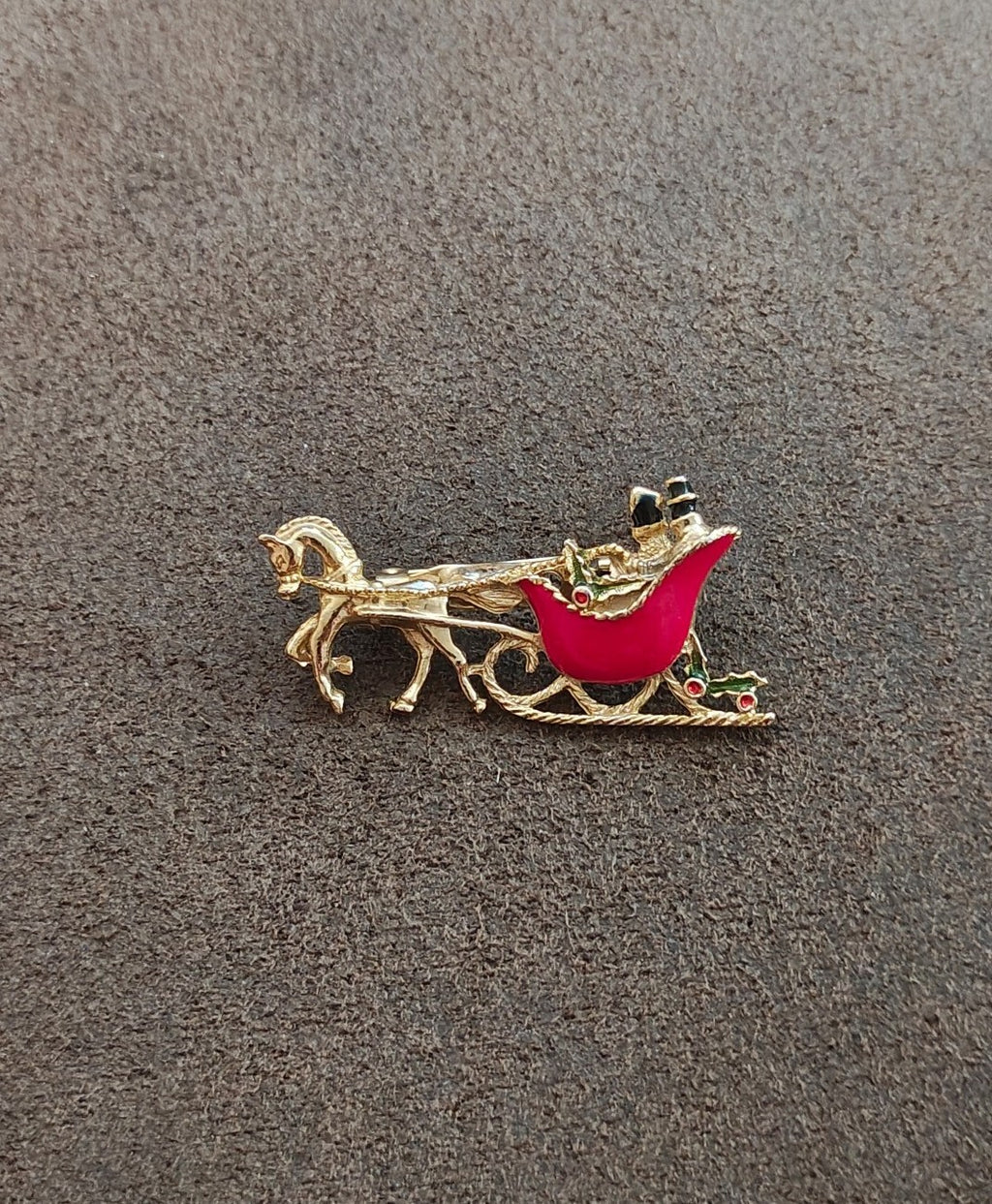 1960s/70s Christmas Horse-drawn Sleigh Gold Tone Enamel Brooch