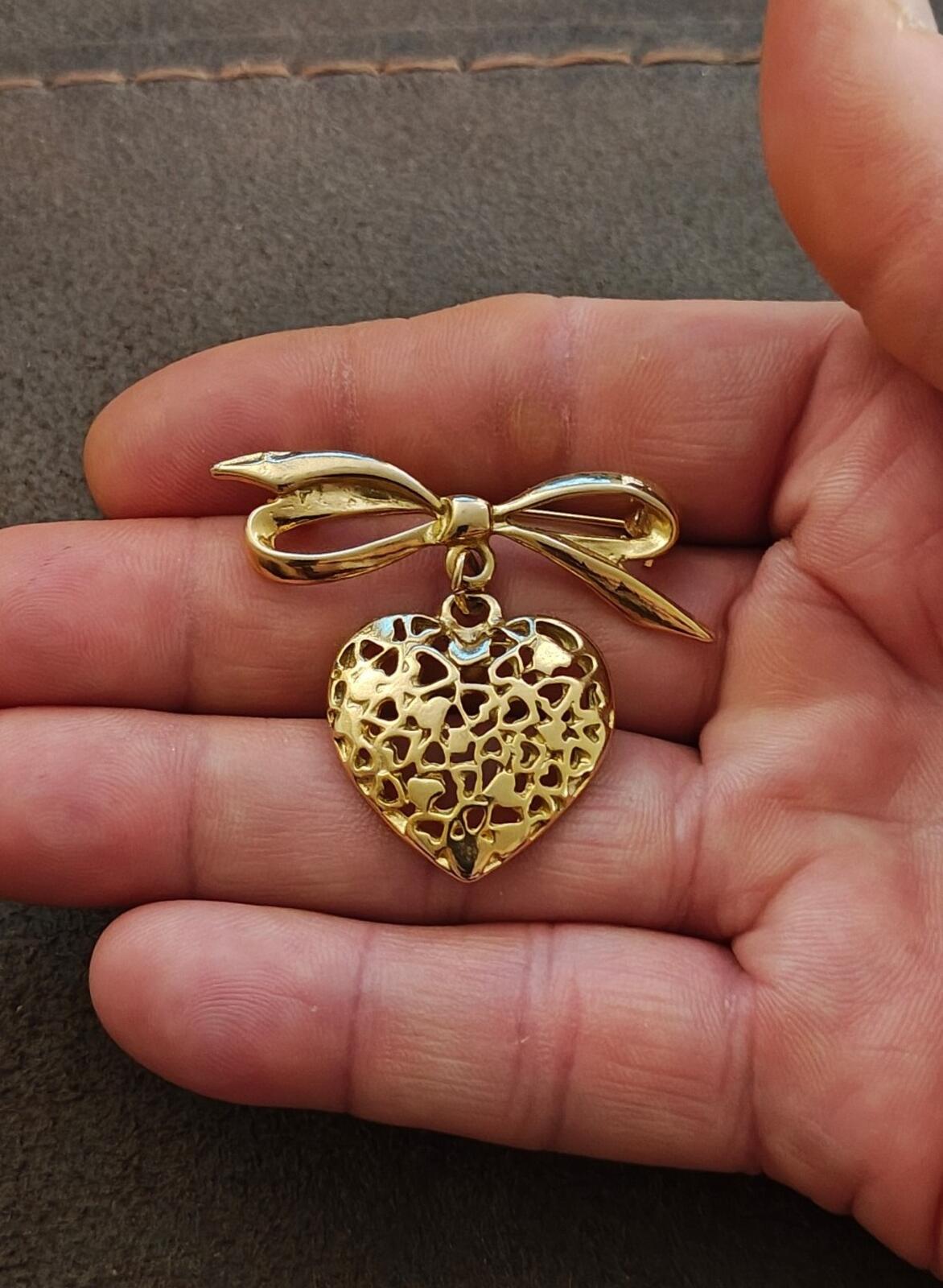 80s Gold Tone Ribbon Bow Brooch With a Dangling Openwork Filigree Heart Pendant