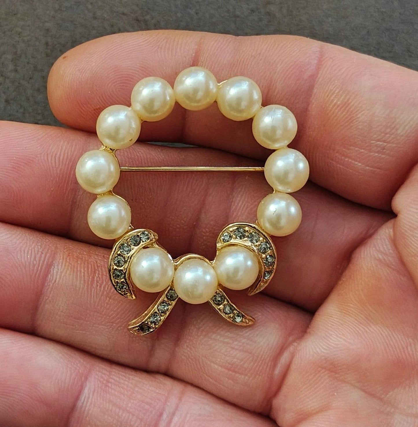 1960s Faux Pearls and Clear Rhinestones Wreath Bow Gold Tone Brooch Pin