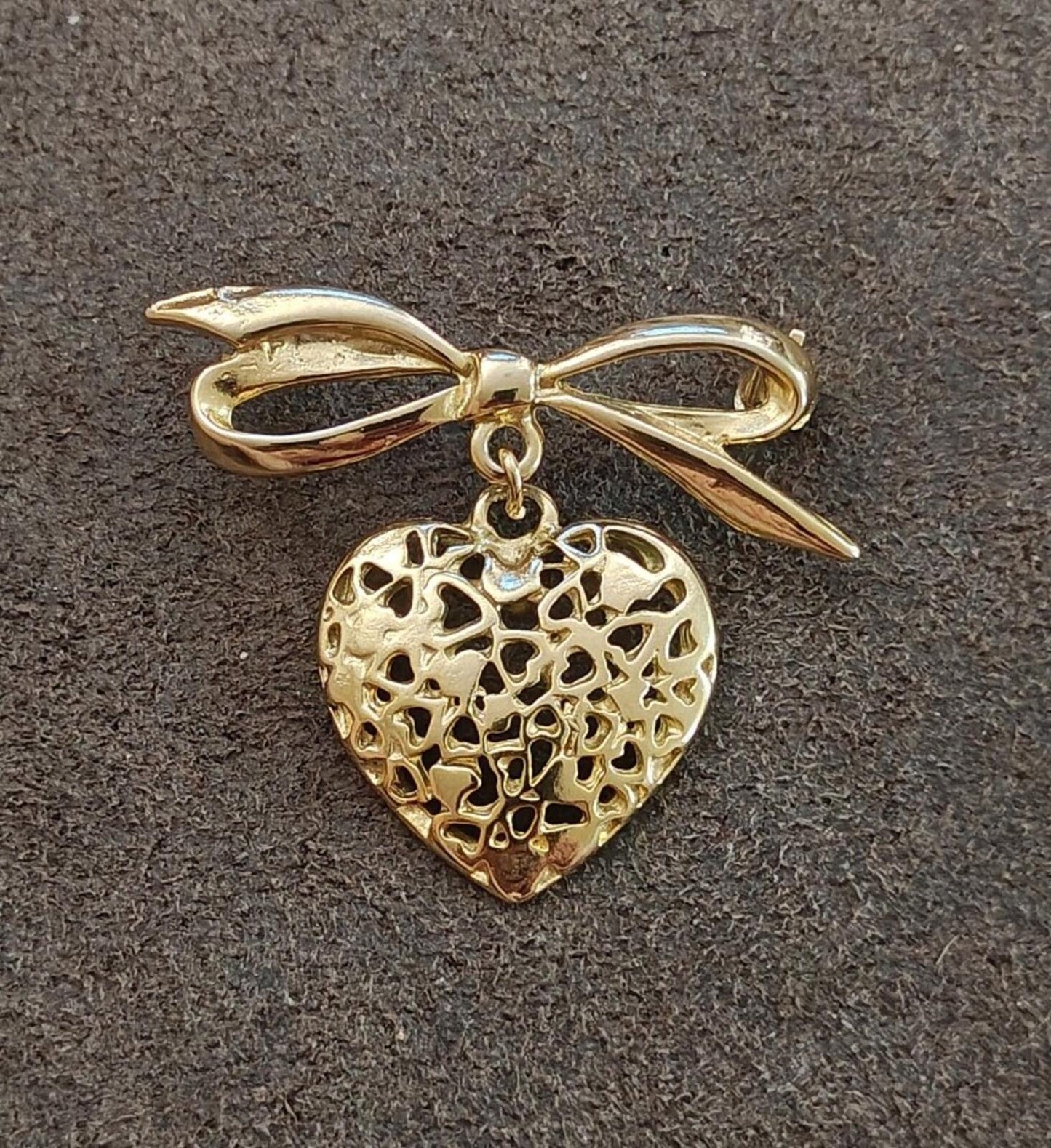80s Gold Tone Ribbon Bow Brooch With a Dangling Openwork Filigree Heart Pendant