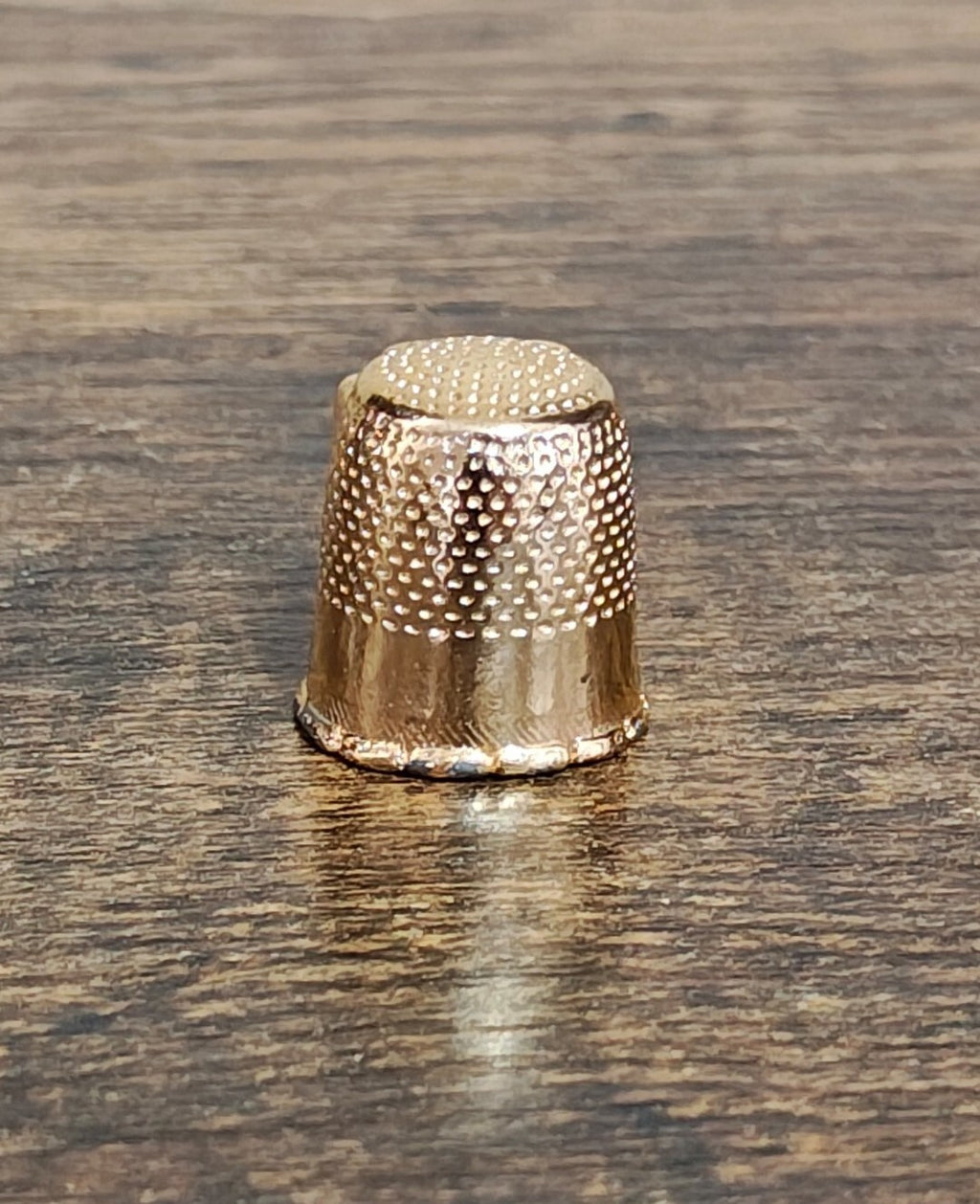 1960s New York "Empire State" Building Gold Tone Enamel Crest Souvenir Thimble