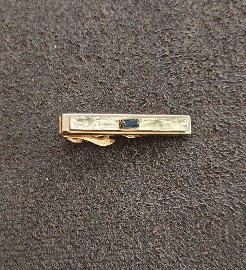 1950s/60s Swank Gold Tone Bark Textured Tie Bar Clip & Black Baguette Stone