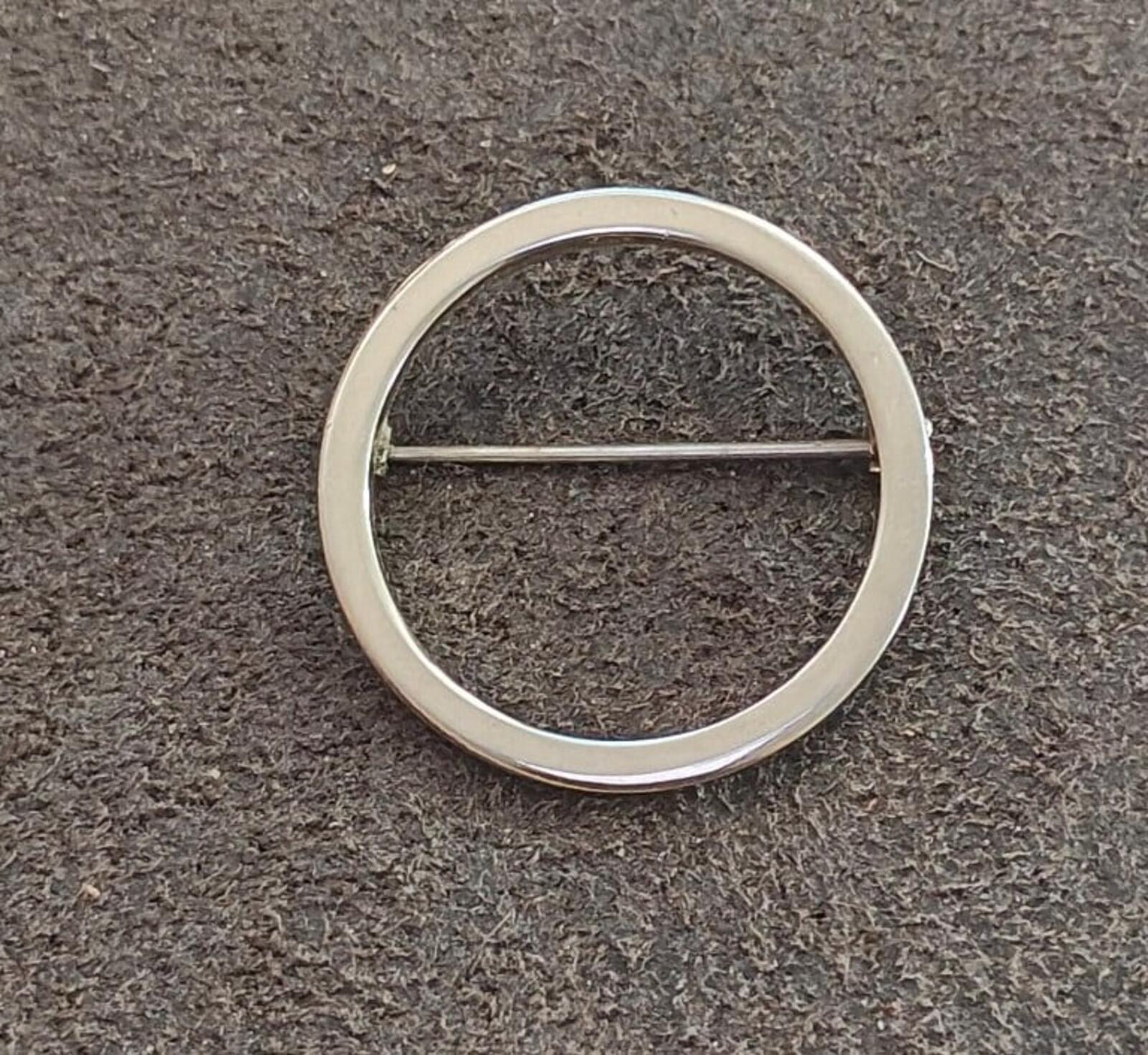 1950s/60s Classic Minimalist Open Circle Gold Tone Brooch Pin