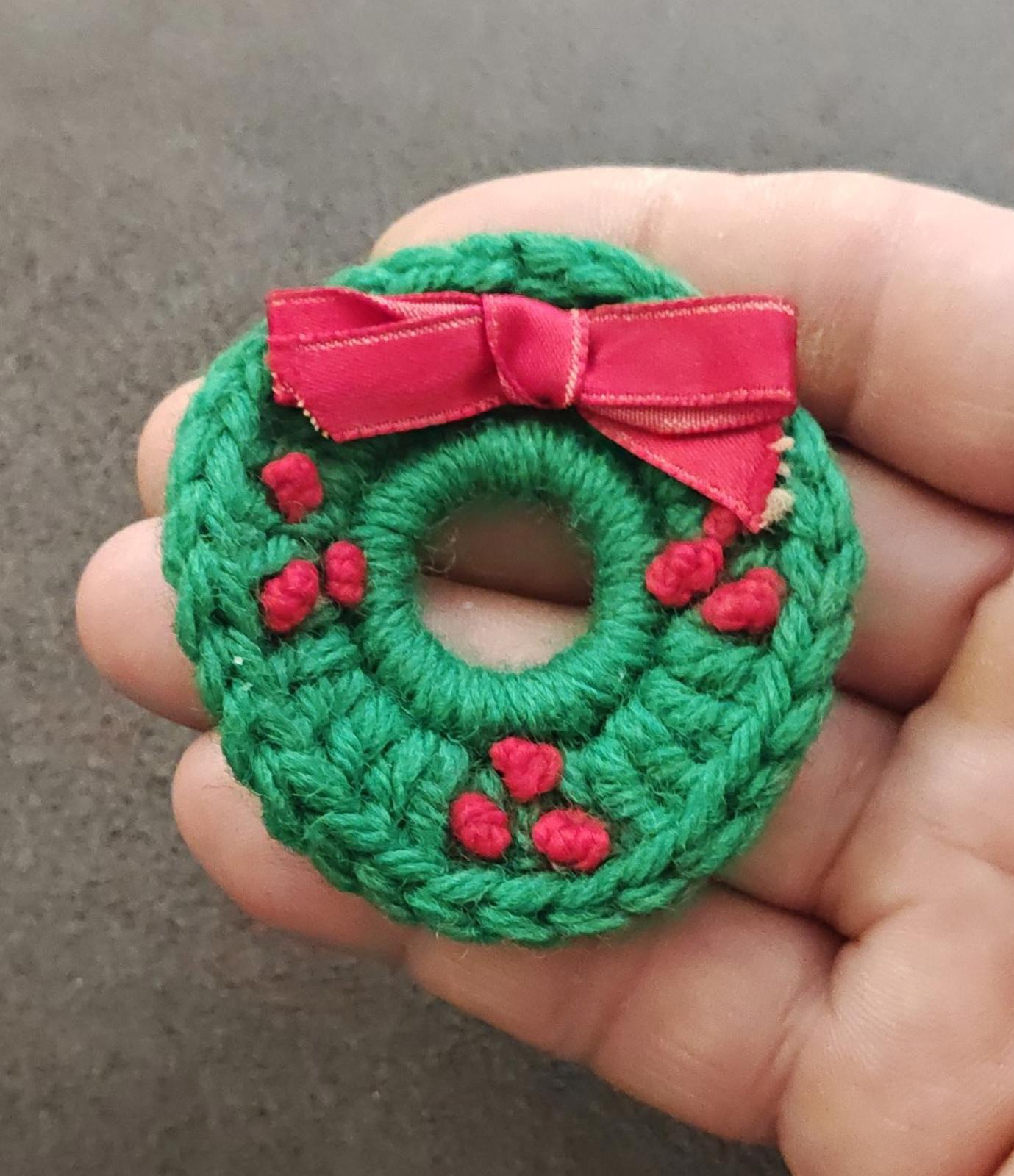 1980s Handcrafted Knitted Christmas Wreath Brooch