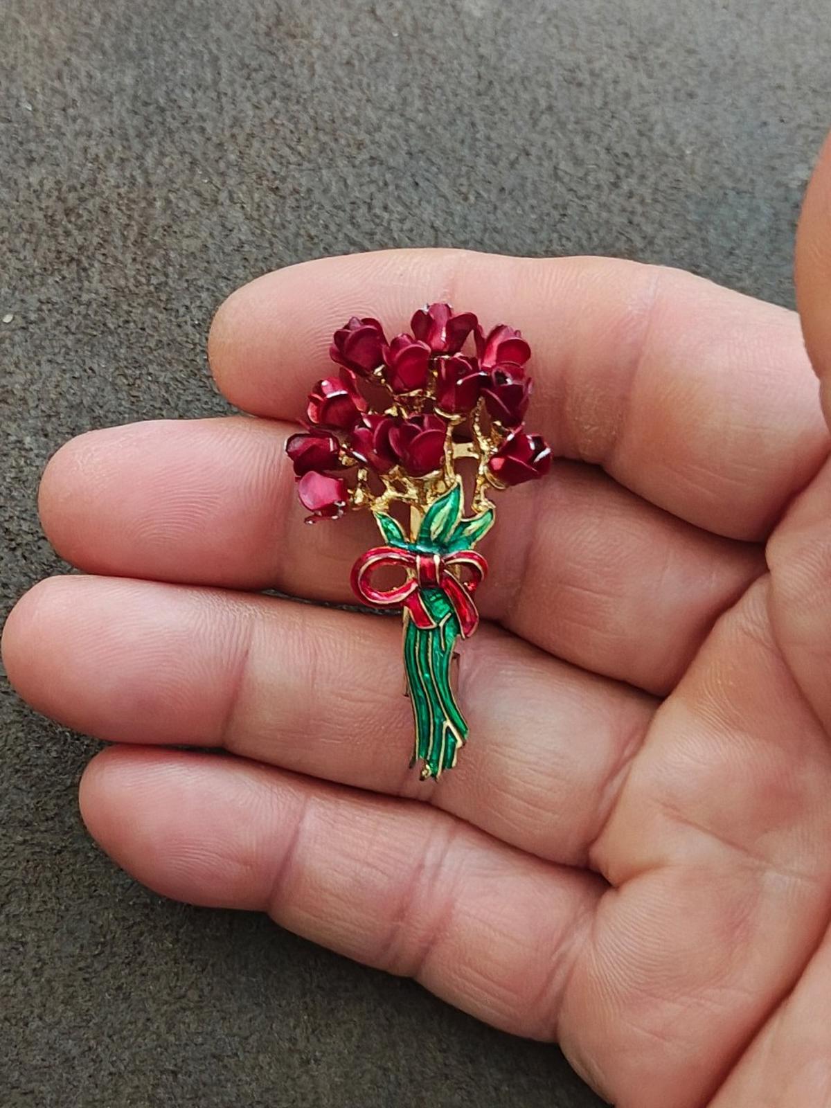 1970s Red Rose Flowers Bouquet Gold Tone Enamel Brooch