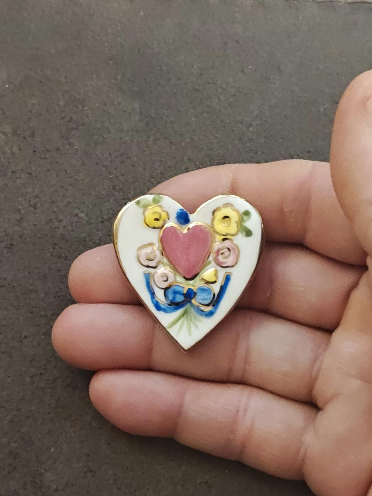 1980s Hand Painted Ceramic Floral Heart Brooch pin featuring pink roses, gold-to