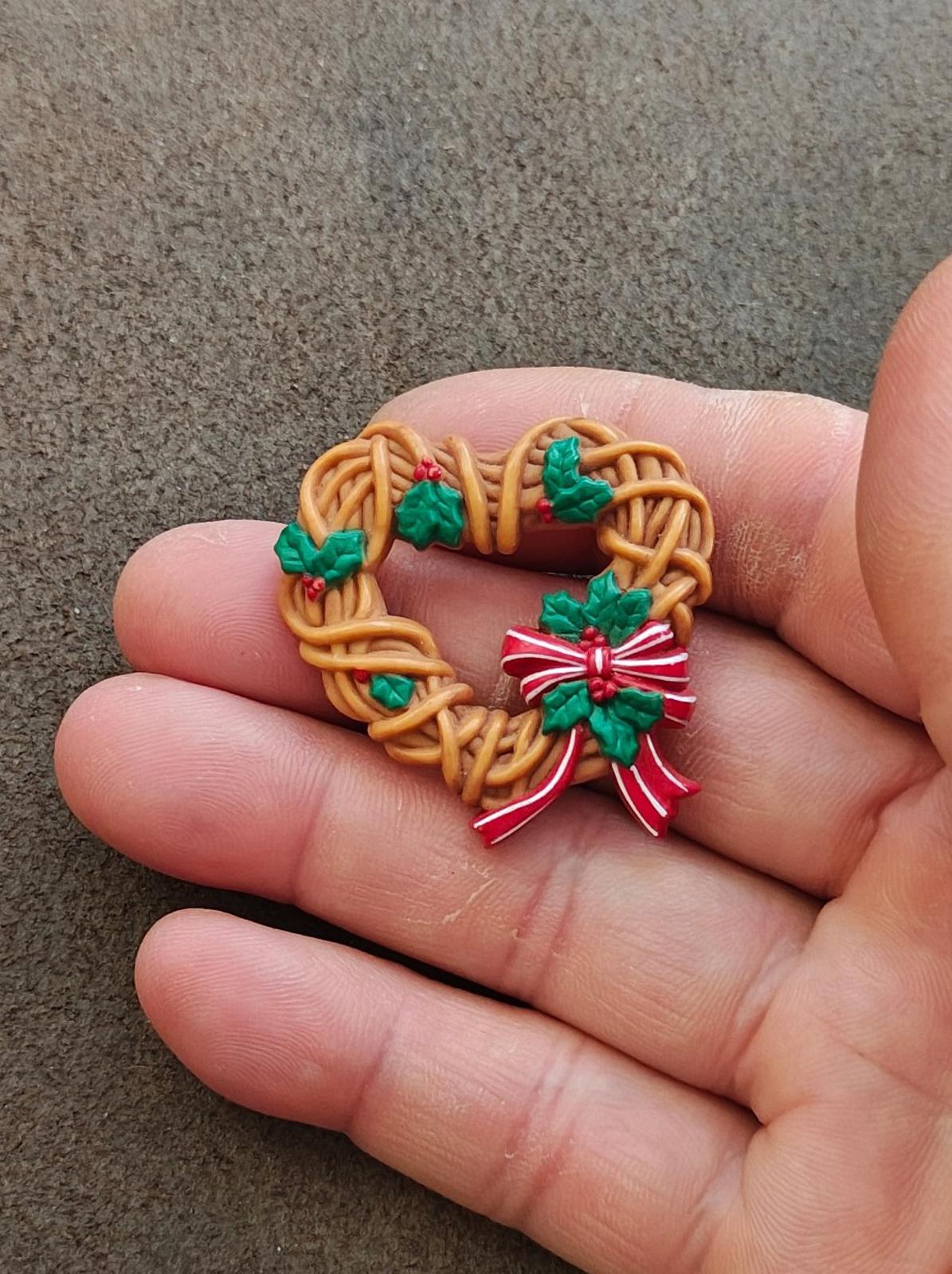 1980s Hallmark Plastic Heart-Shaped Christmas Wreath Brooch