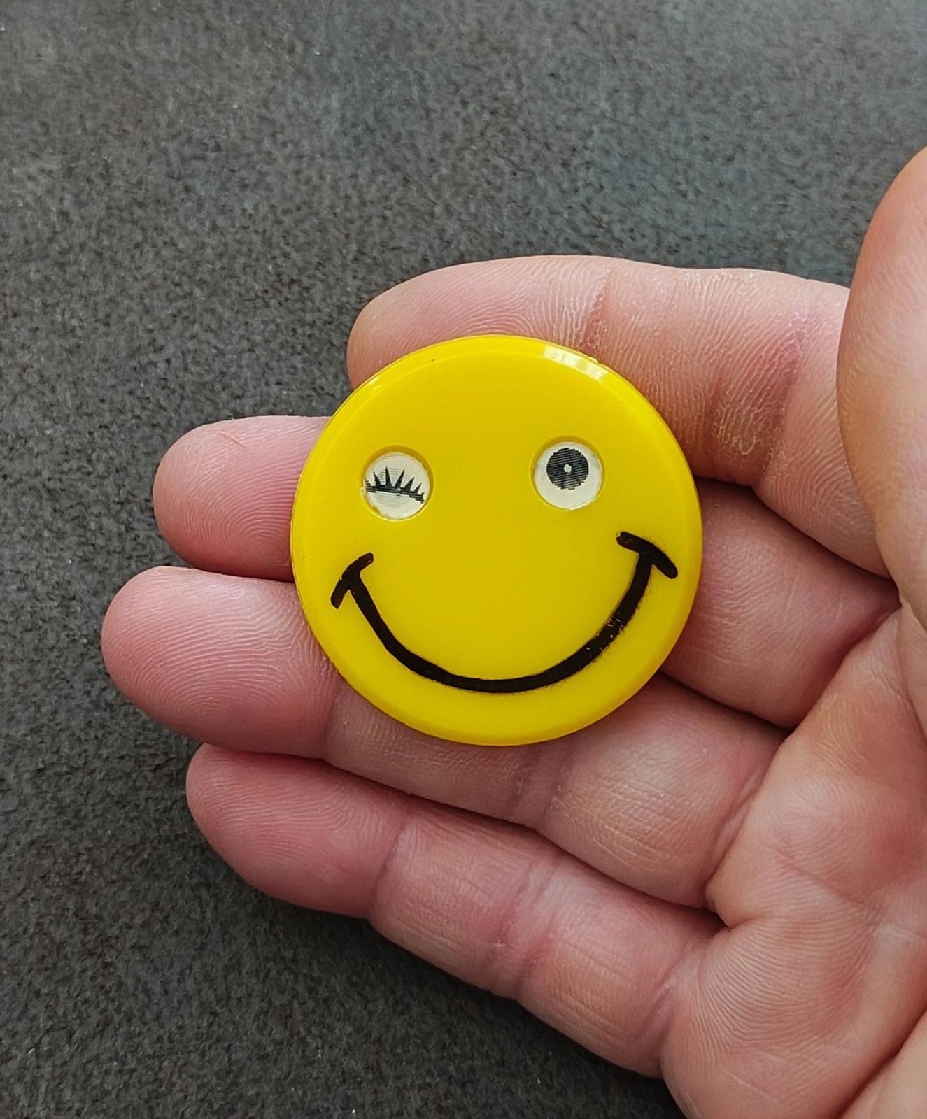 1950/60's Rare HTF Lenticular Winking Yellow Plastic Happy Smiling Face Pin