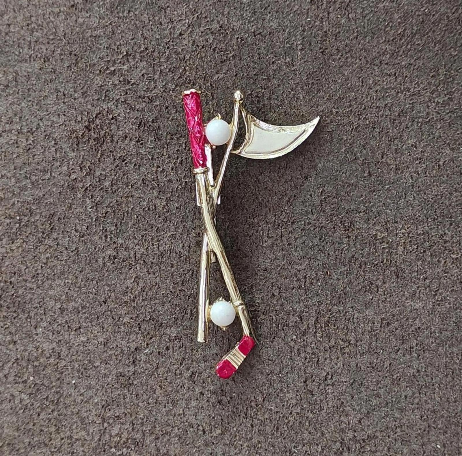 Golf club and flag lapel pin, gold-tone with red enamel shaft and white ball