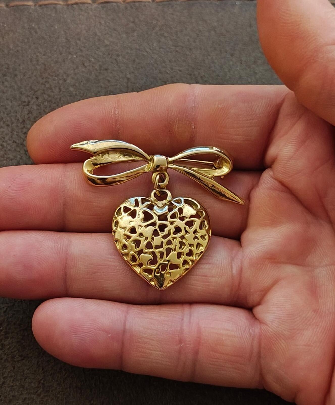 80s Gold Tone Ribbon Bow Brooch With a Dangling Openwork Filigree Heart Pendant