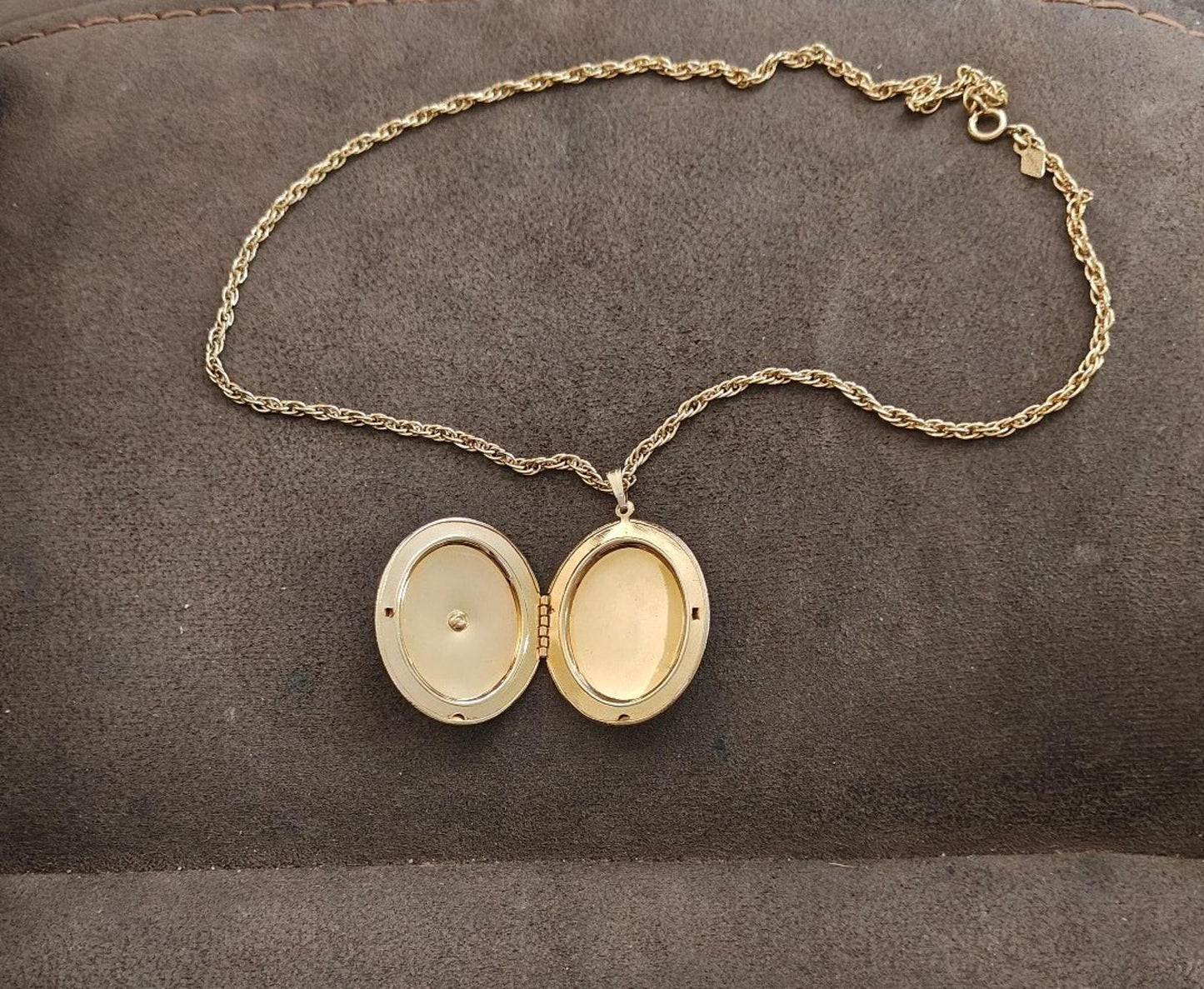 1972 Sarah Coventry "Heirloom" Gold Tone Locket Necklace