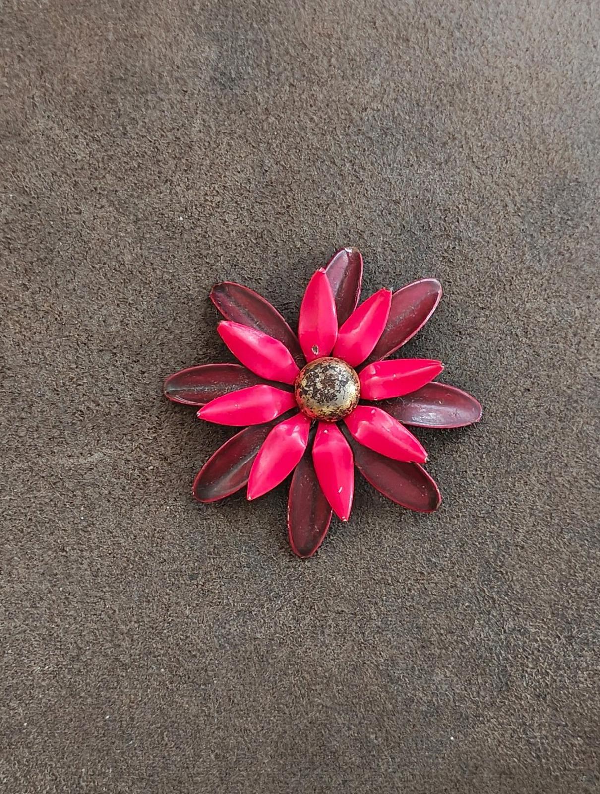 Daisy flower enamel metal pin brooch in red and burgundy, small round center